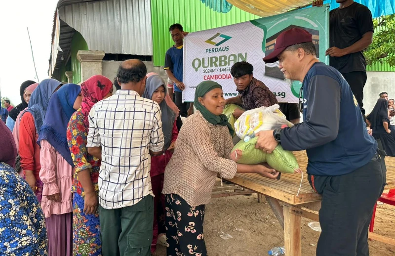 Community receiving Qurban supplies in Cambodia