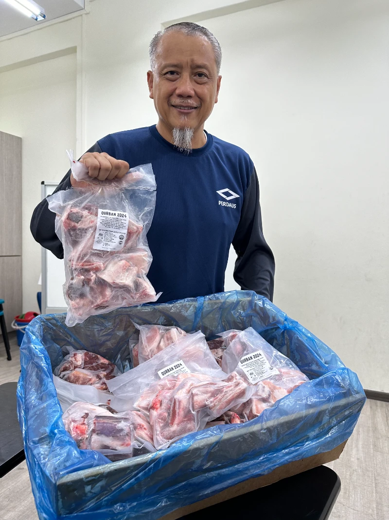 Perdaus member displaying packaged Qurban meat