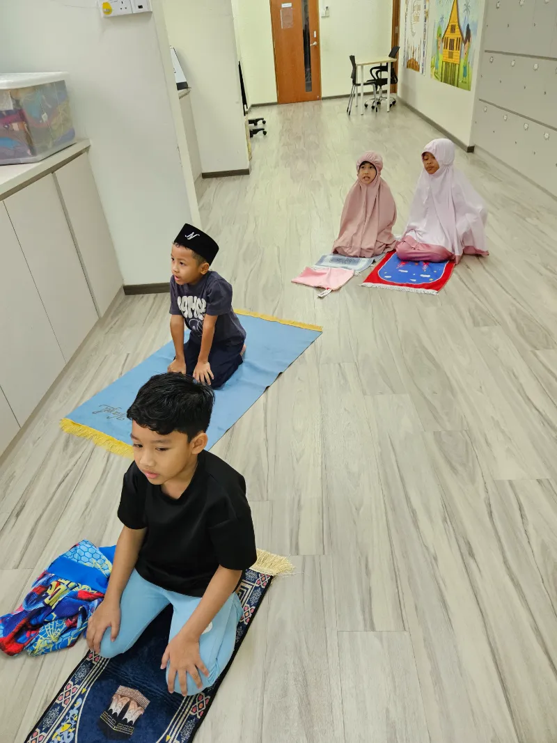Children practising solat