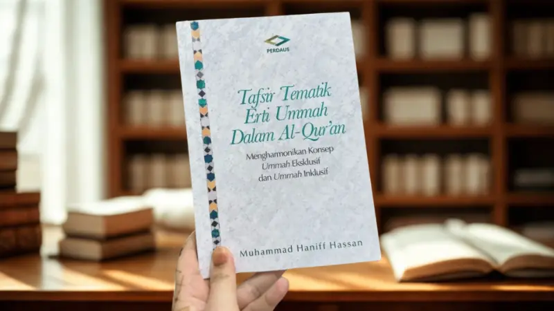 Muhammad Haniff Hassan presenting the book Tafsir Tematik Erti Ummah Dalam Al-Qur'an at a Perdaus event