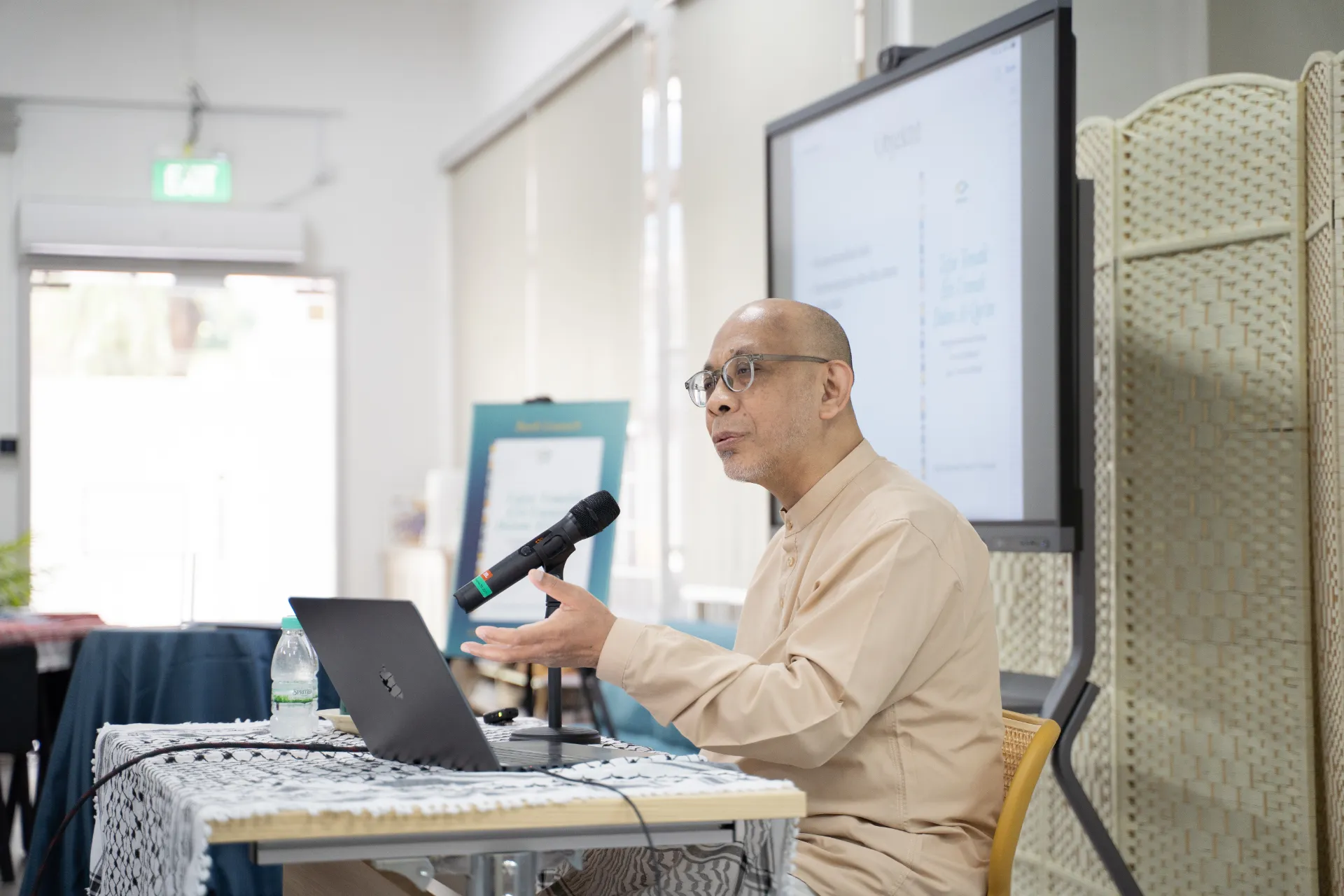 Ust Dr Muhammad Haniff at the launch of "Tafsir Tematik Erti Ummah Dalam Al-Qur'an: Mengharmonikan" held in September 2025 at Perdaus iServe.